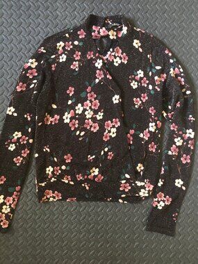 BKE BOUTIQUE METALLIC FLORAL WRAP STYLE BLOUSE CHERRY BLOSSOM PRINT SIZE SMALL